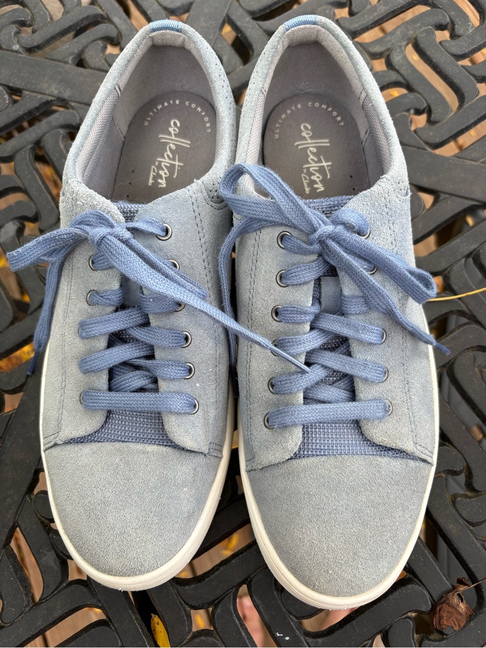 Clarks Collection Ultimate Comfort  Light Blue Suede Lace-Up Sneakers size 9.